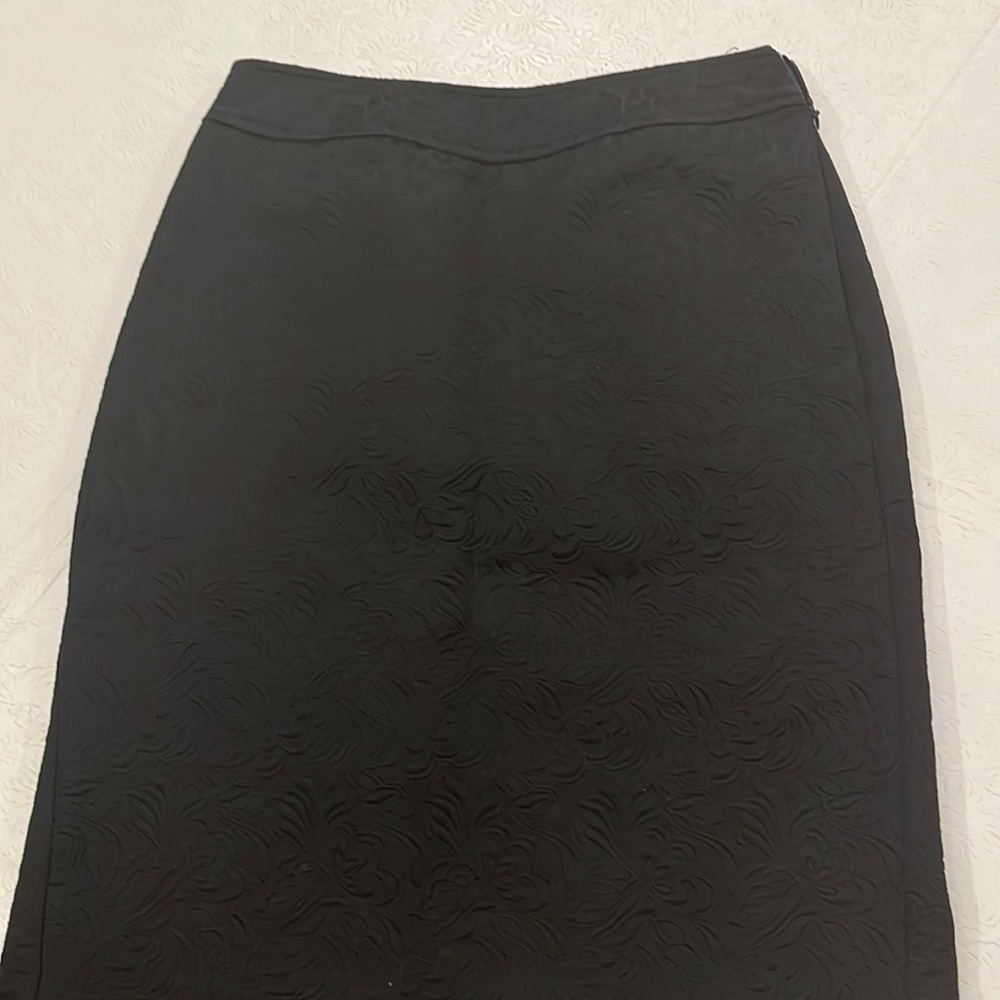Sunny Leigh petite skirt. Knee length lined zipper on the side 2 slits on back